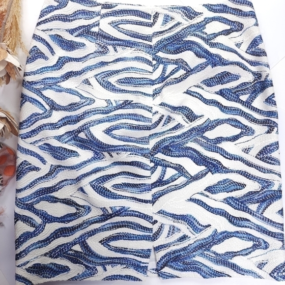 WORTH Blue White Patterned Embroidered Skirt Sz 8 - Picture 9 of 12